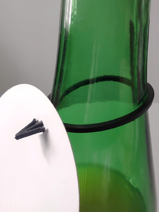 Černý držák poutače na láhev 176B