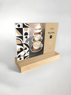 Dřevěný menu stojánek na leták na šířku