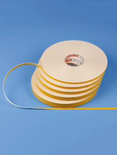 Oboustranně lepící pěnová páska FT09 - role 50 m s akrylátovým lepidlem, š. 9 mm