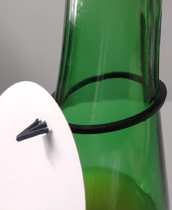 Černý držák poutače na láhev 176B