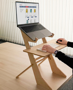 Dřevěný nastavitelný stojan pro notebook