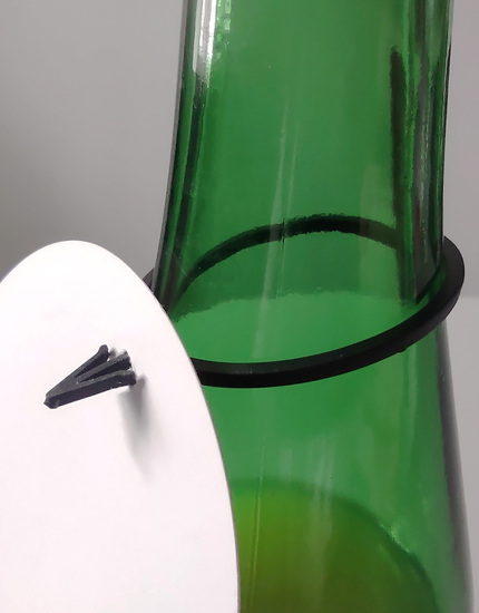 Černý držák poutače na láhev 176B