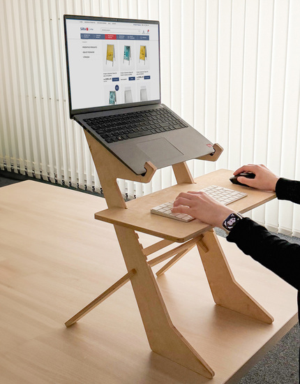 Dřevěný nastavitelný stojan pro notebook