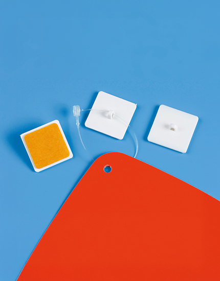 Samolepící závěsné očko 122